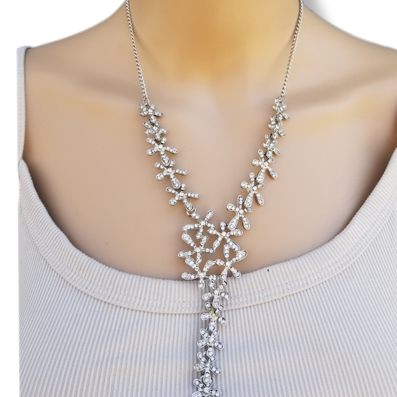VINTAGE SILVERTONED GROOVY CRYSTAL FLOWERS DESIGN NECKLACE - Picture 1 of 6